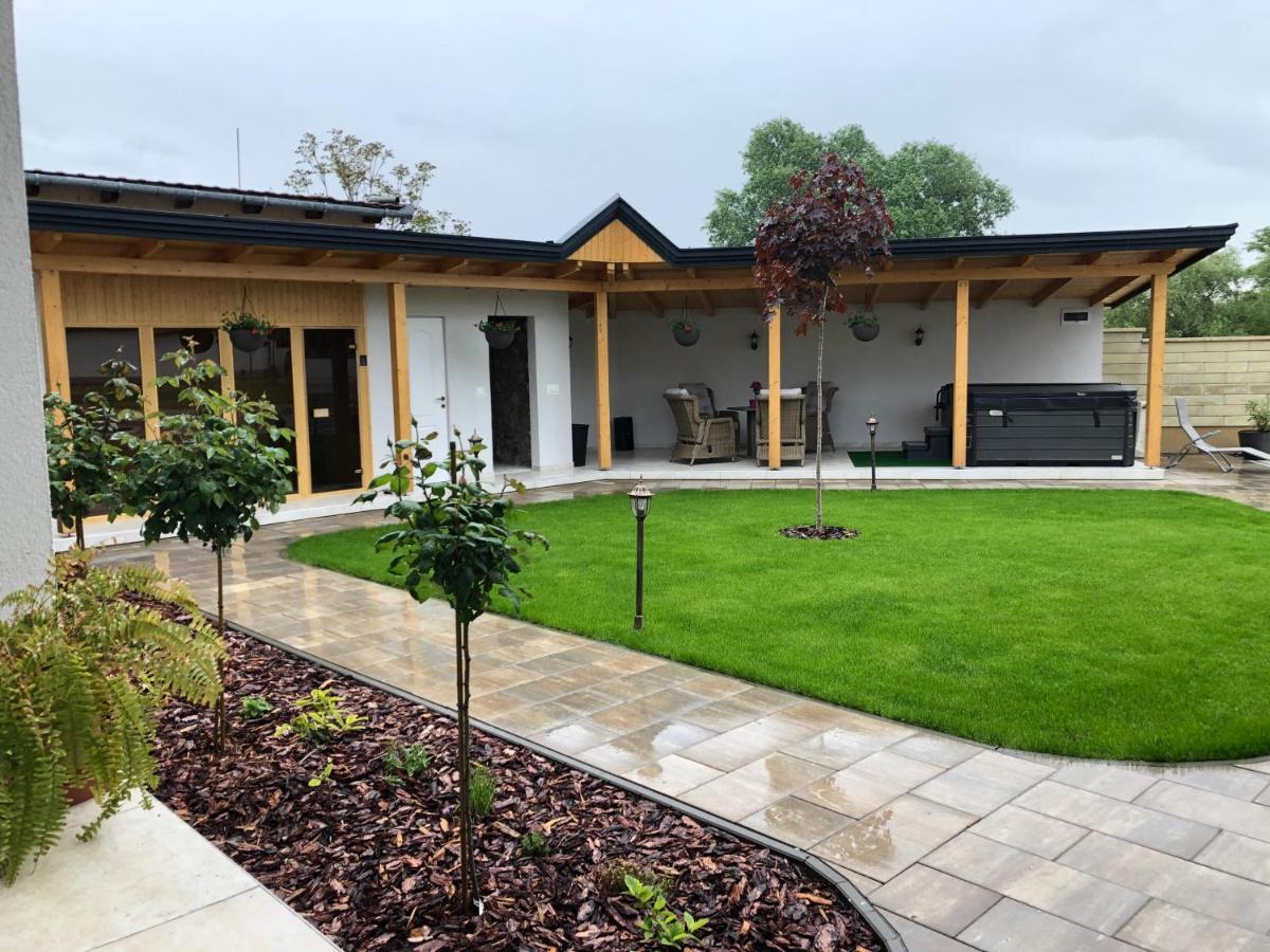 Notarius Vendeghaz Bed & Breakfast
